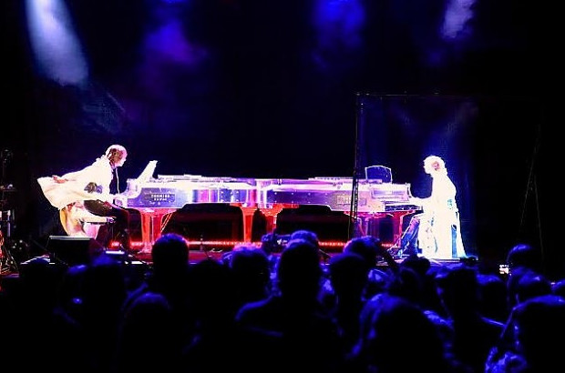 Японский пианист Йошики выступил в музыкальном поединке с собственной голограммой - «Технологии»