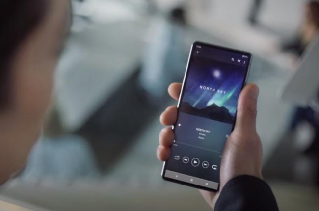 Sony показала в рекламе новых наушников неанонсированный смартфон с подэкранной фронтальной камерой - «Смартфоны»