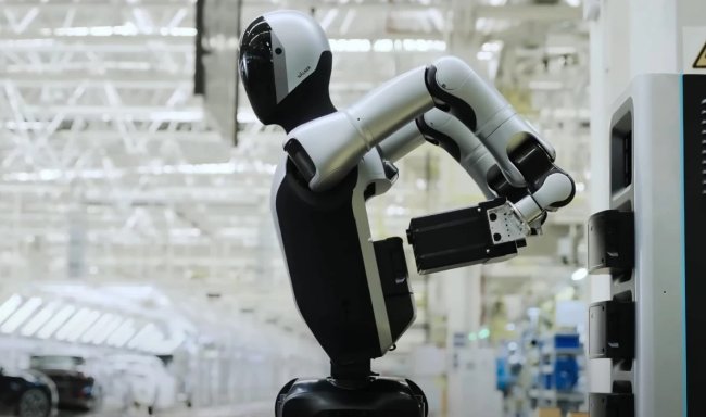 Робот Walker S2 может самостоятельно менять свои батареи и работать круглые сутки - «Роботы»