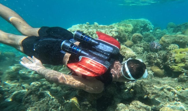 Новый джетпак Kikfin позволит пловцу двигаться под водой как акула - «Техника»