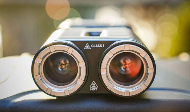 Сдвоенный лазерный фонарик Lumitwin DL700 «пробьет» темноту на 2 километра - «Гаджеты»