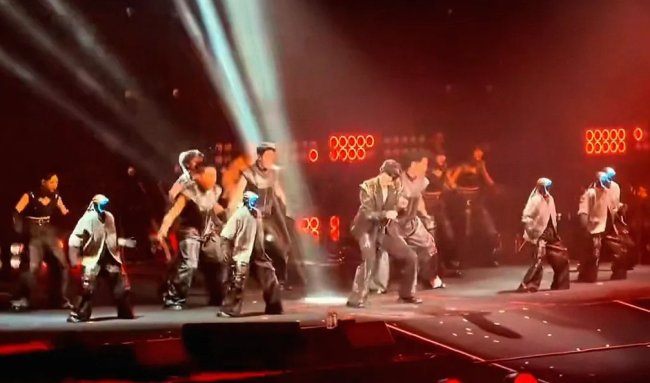 Китайские роботы G1 выступили на сцене в качестве подтанцовки крупного музыкального шоу - «Роботы»