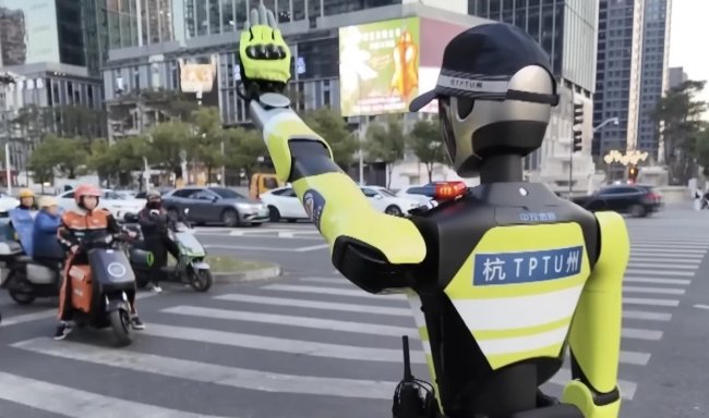 На крупном перекрестке в Ханчжоу отныне работает робот-полицейский - «Технологии»