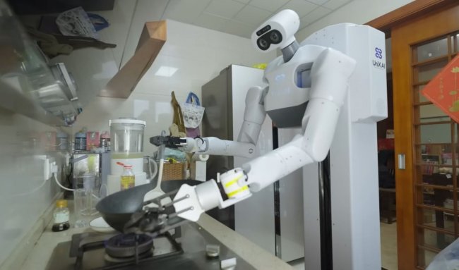 Первый в мире робот-домохозяйка приступил к работе - «Роботы»