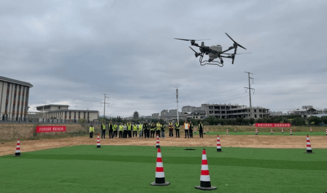 В Китае успешно испытали технологию непрерывной подзарядки дронов в полете - «Технологии»