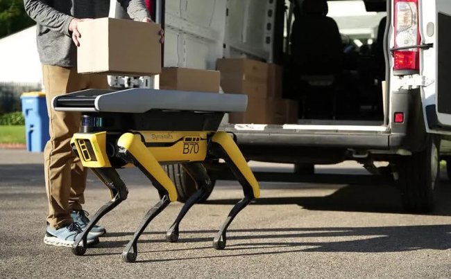 Знаменитый робопес Spot от Boston Dynamics готовится стать разносчиком посылок - «Роботы»